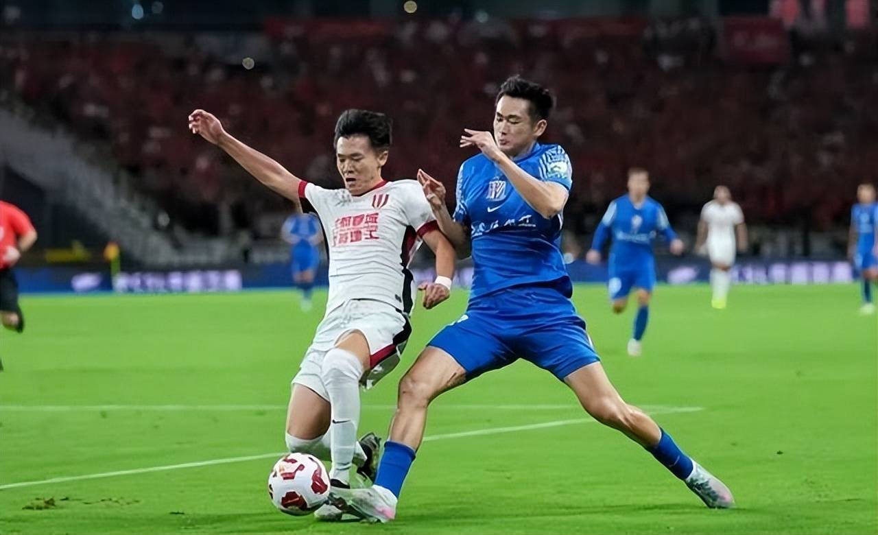 转折点！成都蓉城外线爆发，欧篮联赛前攻防权衡，气氛紧张，年轻球员得到机会的简单介绍